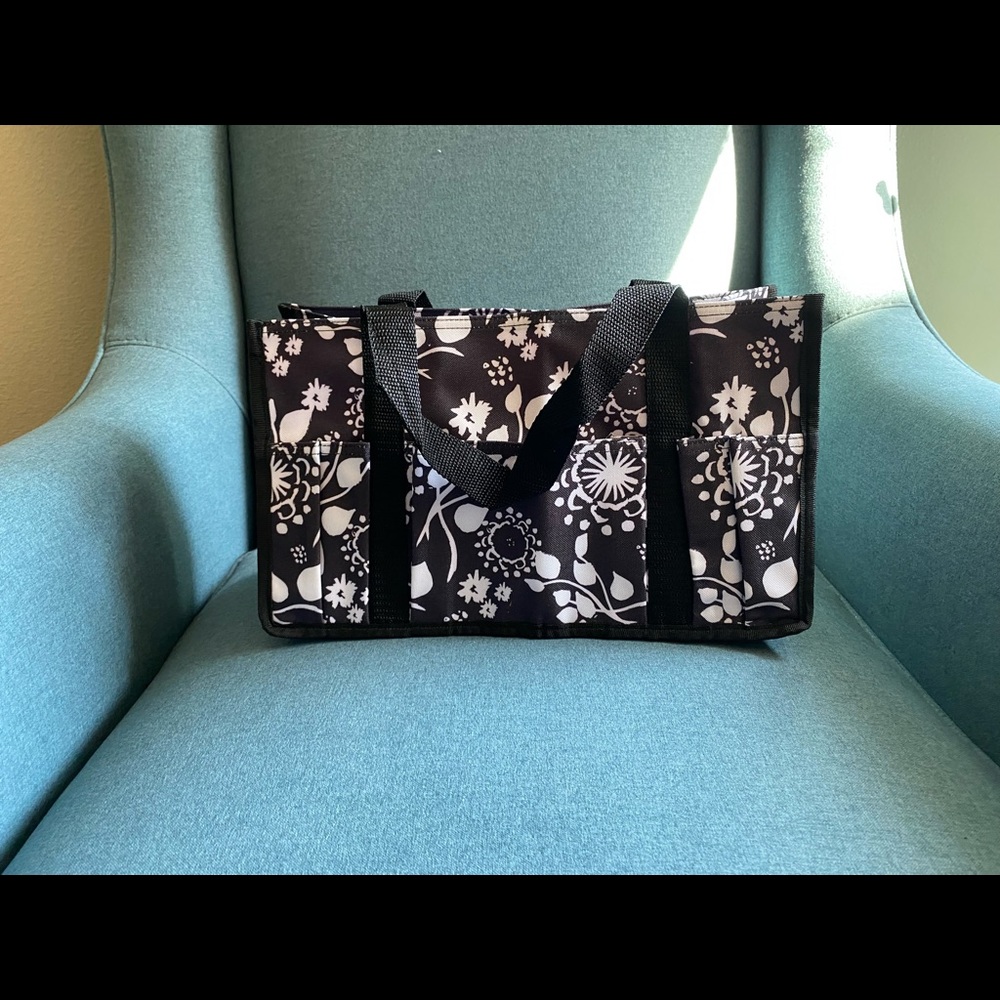 Flat bottom organizational bag